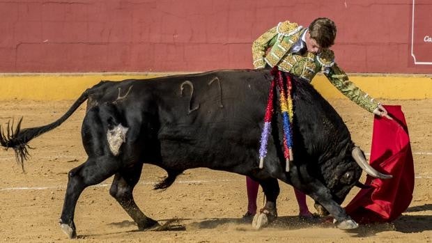 El buen gusto de Borja Jiménez se impone a una pésima corrida en Niebla