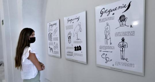 Una espectadora en la exposición de dibujos de Gómez de la Serna