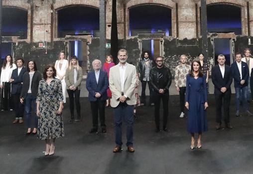 Los Reyes, junto a Isabel Díaz Ayuso. Detrás, DJ Nano flanqueado por Juan Echanove y Manuel Vilas (12 de julio de 2020)