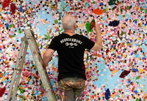 Damien Hirst en su estudio en 2020