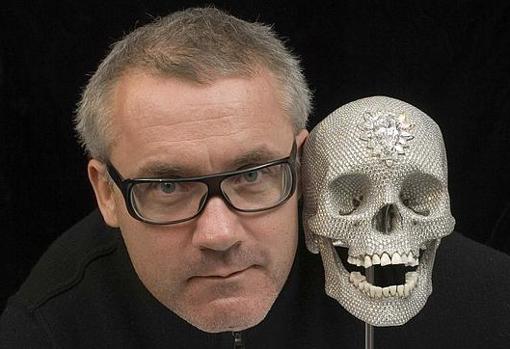 Damien Hirst con su obra 'Por el amor de Dios' (2007)