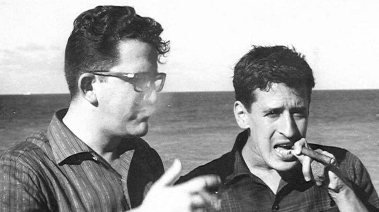 Roque Dalton (derecha) junto a Heberto Padilla en La Habana