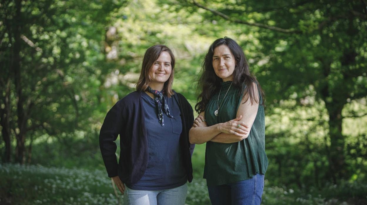 La escritora Gabriela Ybarra y la cineasta Ángeles González-Sinde, fotografiadas en el Valle de Ulzama, durante el rodaje de 'El comensal'