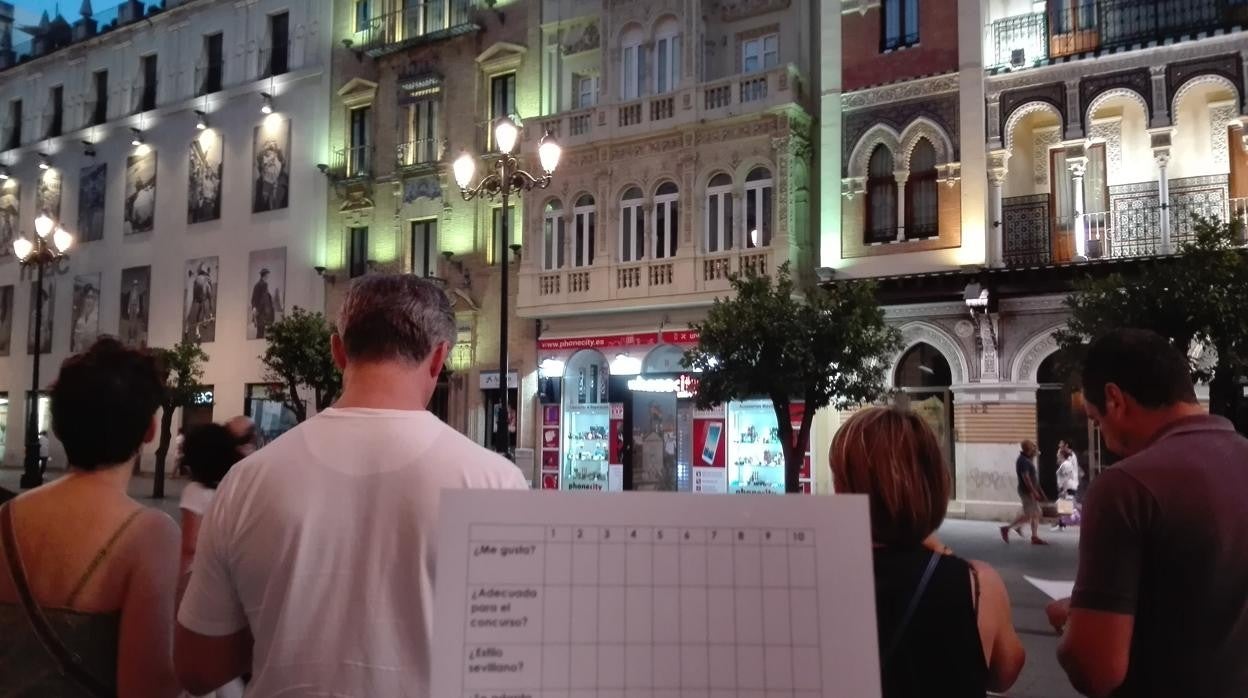 Imagen de la Avenida de la Constitución de Sevilla, donde culmina el paseo nocturno