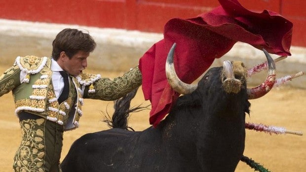 Faena a placer de El Juli en noche de triunfo con El Fandi en Granada