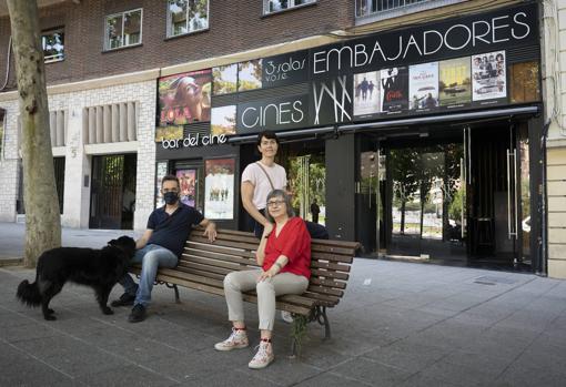 Miguel Ángel Pérez, propietario de los Cines Embajadores, Alejandra Corral y Concha Irazábal, fotografiados delante de las salas, en el centro de Madrid