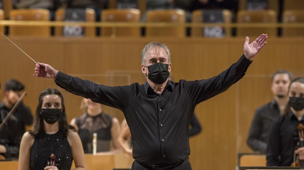 James Conlon saluda al concluir su concierto con la Jonde