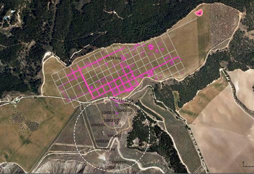 Fotografía aérea de Primitiva Complutum, con el teatro en la esquina superior derecha y la zona de los últimos sondeos en un círculo