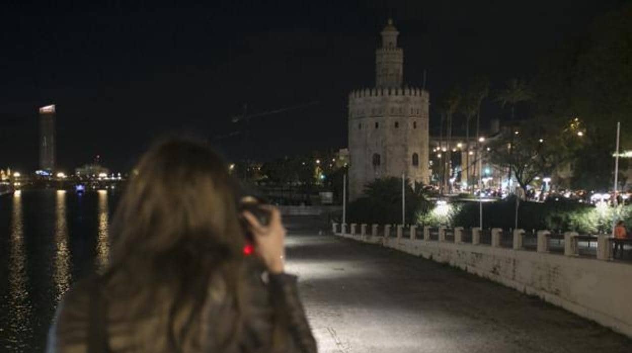 Una de las rutas previstas para esta noche comienza en la Torre del Oro de Sevilla