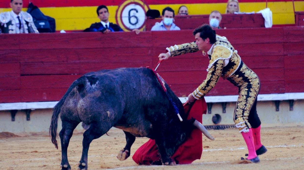 Daniel Luque, en el momento de la estocada al toro que desorejó