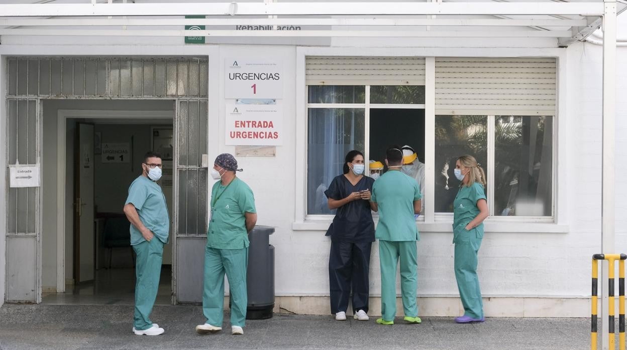 Sanitarios en la puerta del hospital Puerta del Mar.