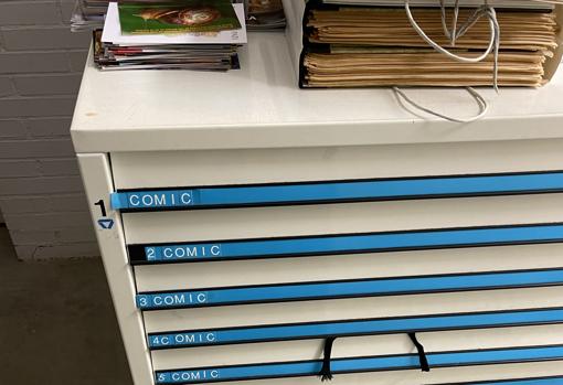 Detalle de los planeros que guardan originales de cómic