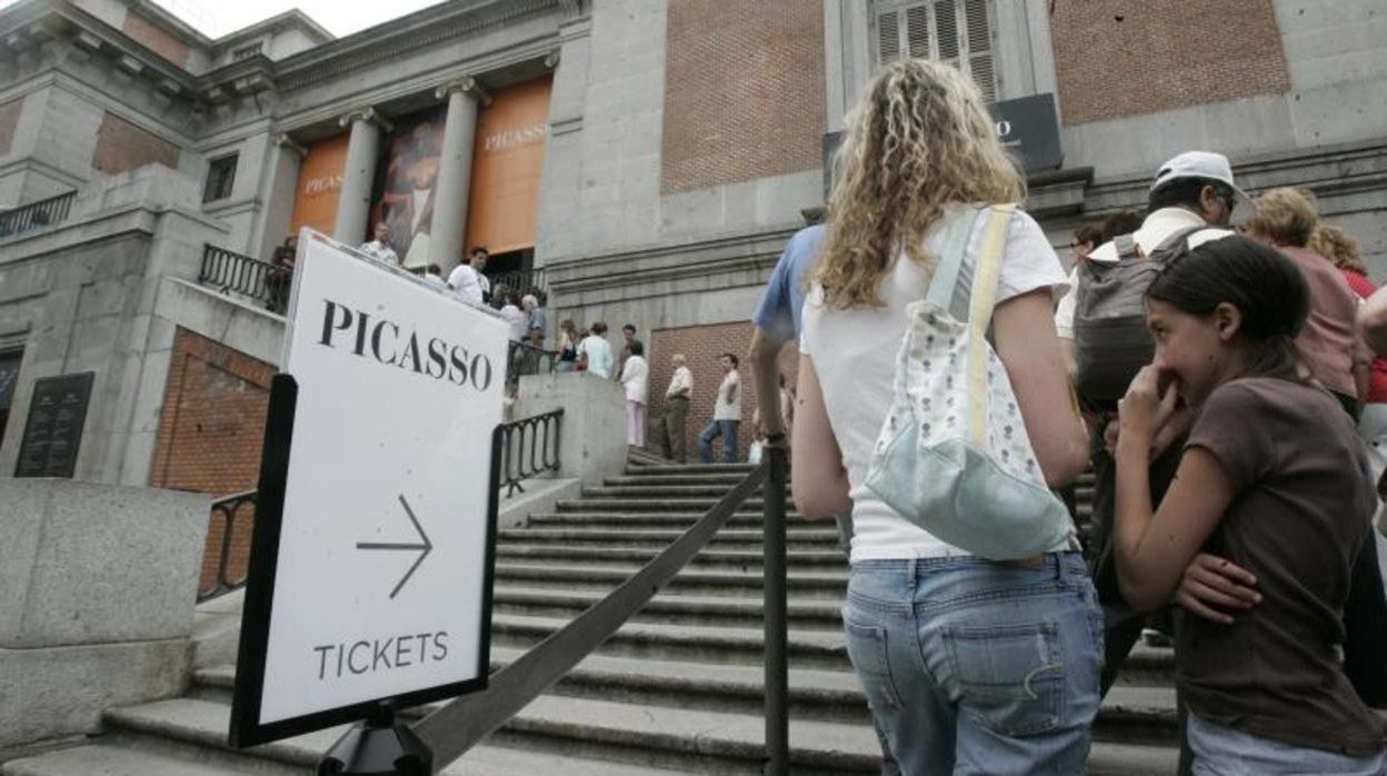 Un grupo de viandantes espera para acceder al interior del Prado