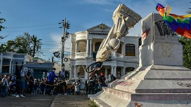 Derriban en Colombia una estatua de Cristóbal Colón al grito de «asesino»