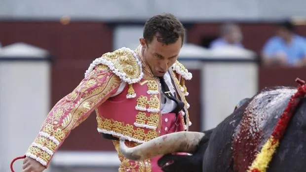 Rafaelillo convence en una seria y noble miurada en Castellón