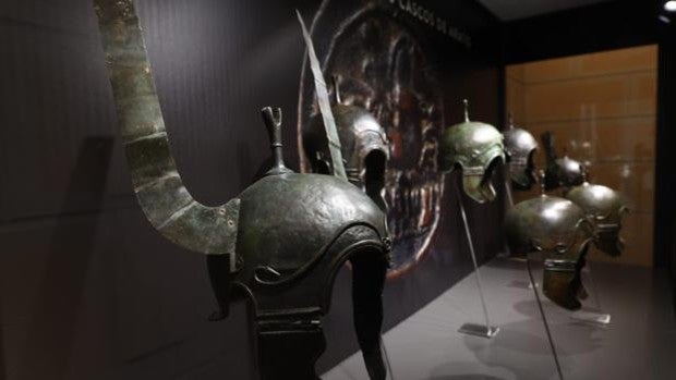 El Museo de Zaragoza recibe otros dos cascos celtibéricos del yacimiento expoliado de Aratis