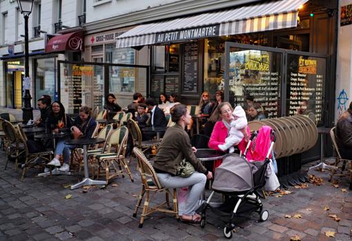 Un típico café del barrio parisino