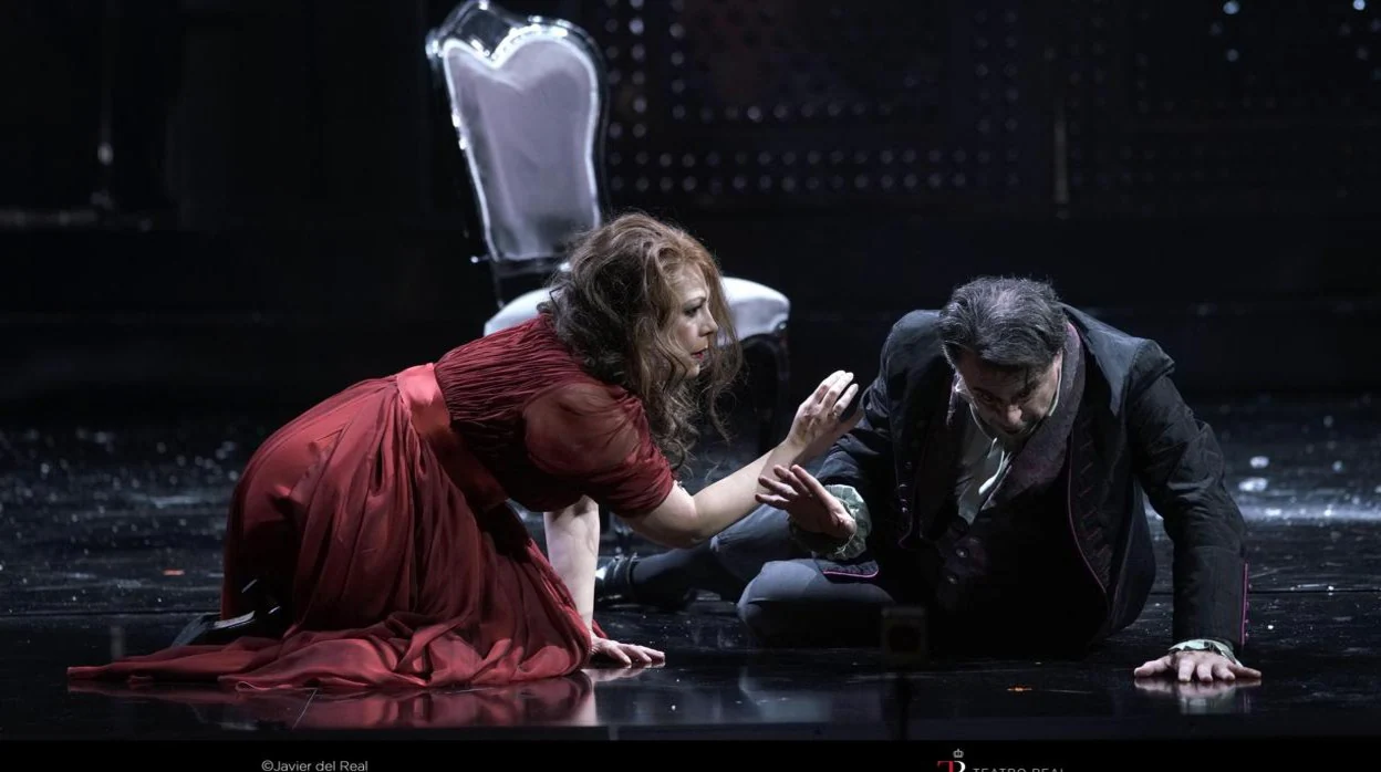 Sondra Radvanovsky y Carlos Álvarez, en un momento del segundo acto de 'Tosca'
