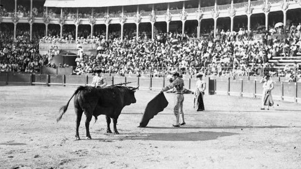 Los Sanfermines de hace un siglo, últimos en la plaza vieja, que acabó presa de las llamas