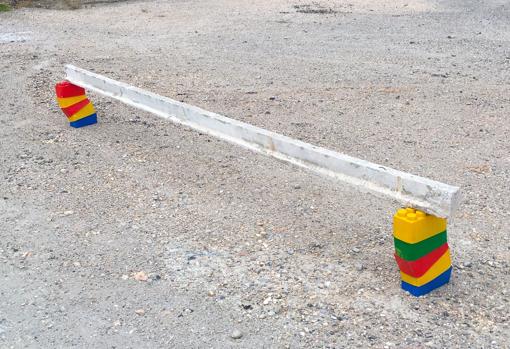 Fotografia instalativa de un proyecto conceptual enfocado en los malos tratos a la infancia