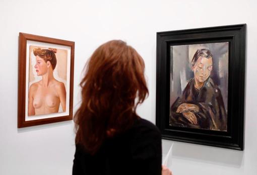 Obras de Maruja Mallo (izquierda) y María Blanchard en el estand de Guillermo de Osma