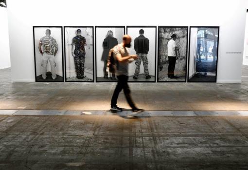 Obras de Santiago Sierra en el estand de Helga de Alvear