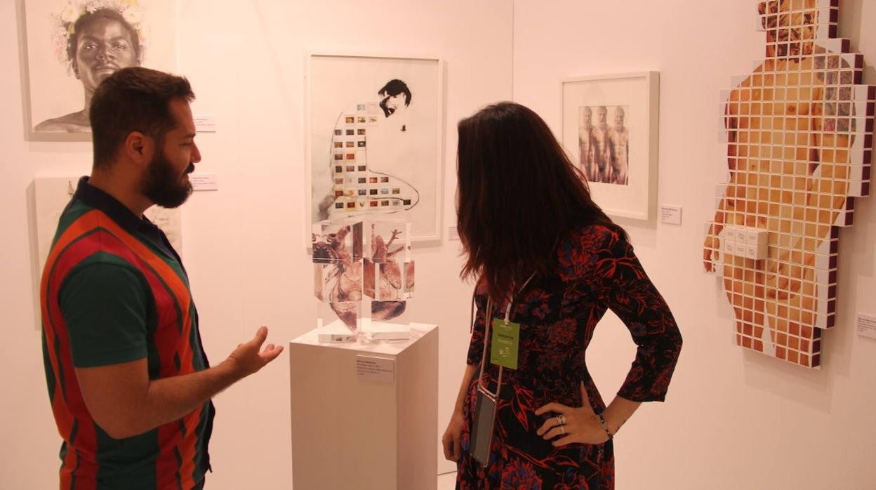 FranciscoMayor Maestre explica sus obras en el estand de Aurora Vigil-Escalera