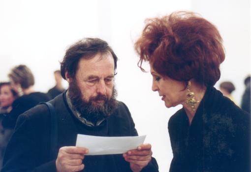 Juana, con Harald szeemann, en Sevilla, en 1992