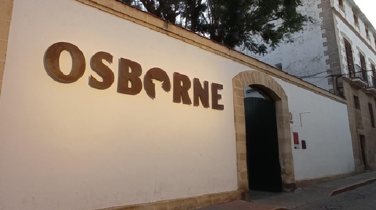 La fachada de las Bodegas Osborne, lugar donde se celebraba el evento