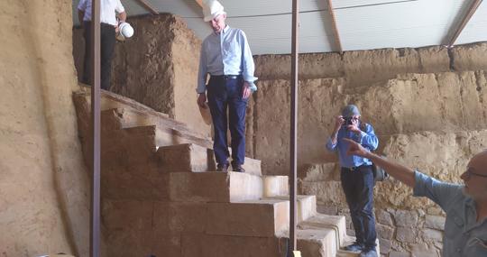 Sebastián Celestino muestra a los visitantes las Casas del Turuñuelo