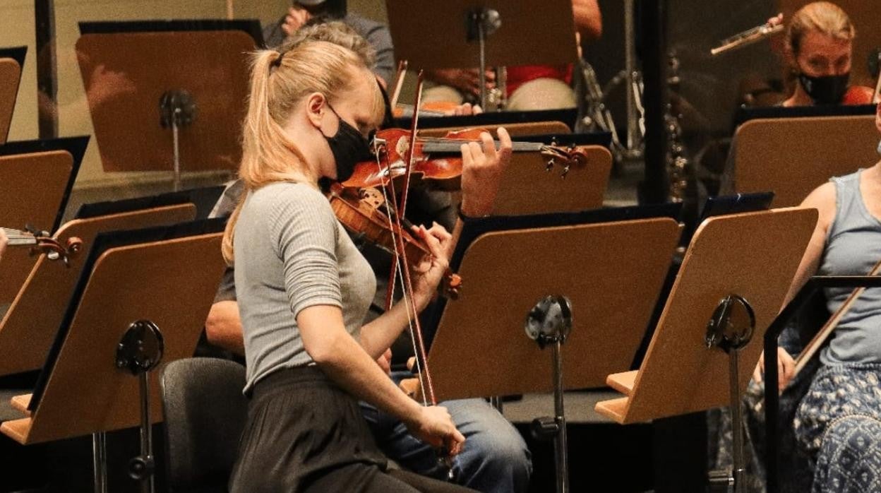 Alexa Farré Brandkamp durante las pruebas para la plaza de concertino de la Sinfónica