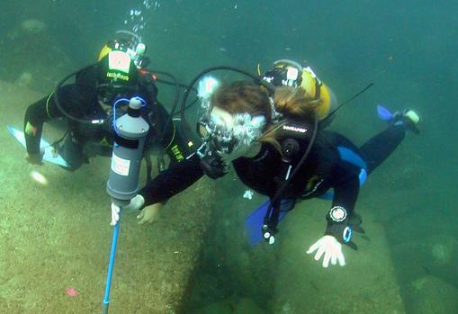 Myriam Seco, durante unas excavaciones en Alejandría en 2002 como arqueóloga subacuática