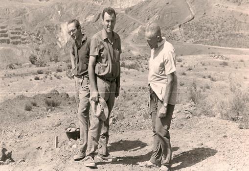 De izquierda a derecha: José María Luzón, Antonio Blanco Freijeiro, Immanuel Ben Door en el Cerro Salomón de Riotinto, excavando un poblado minero fenicio (S.VII-VI a.C.) en 1965.