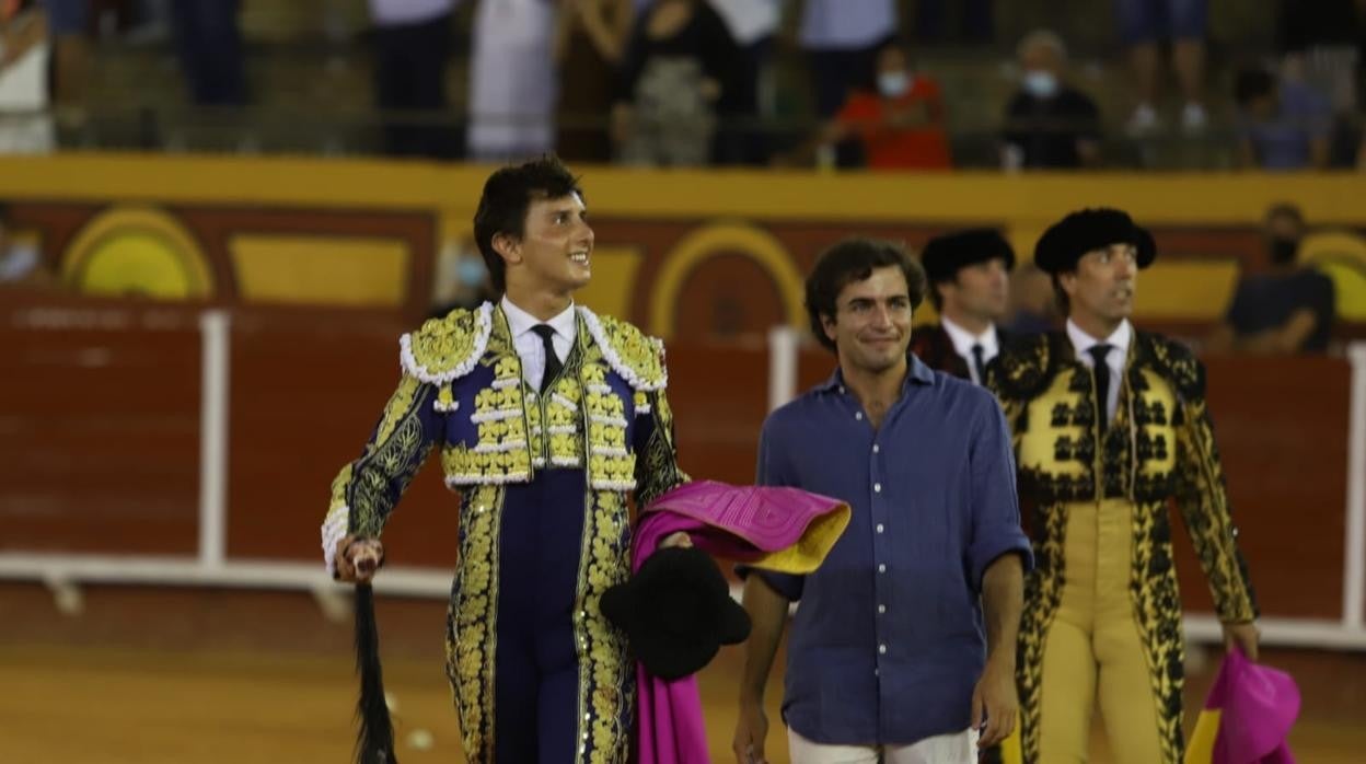 Roca Rey da la vuelta al ruedo con el ganadero tras indultar al toro