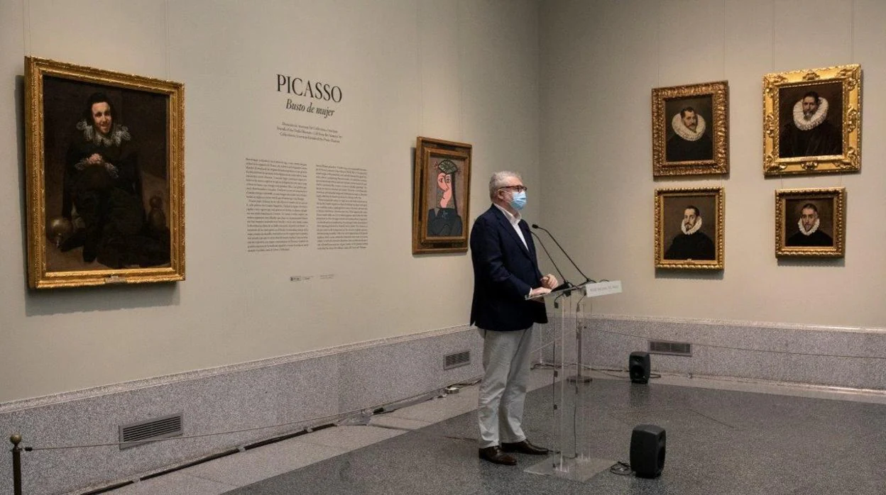 Miguel Falomir, director del Prado, esta mañana en el Prado. A su espalda, de izquierda a derecha, 'El bufón Calabacillas', de Velázquez; ‘Busto de mujer 43’, de Picasso, y cuatro retratos del Greco