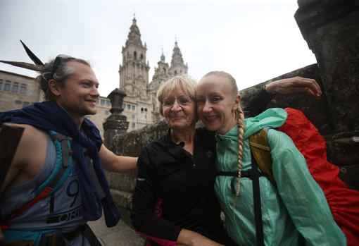 Una familia portuguesa llega emocionada a la Plaza del Obradoiro desde Oporto