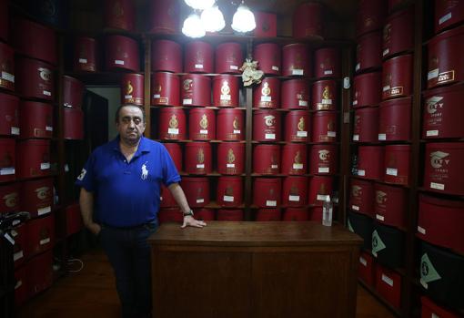 Andrés Fernández, en su tienda de sombreros