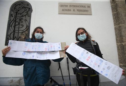Dos amigas italianas muestran orgullosas sus sellos