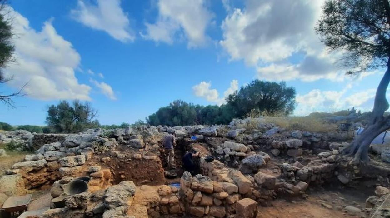 Excavación en el yacimiento de Son Catlar, en Ciutadella, Menorca.