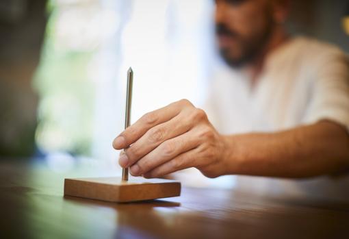 Masyebra, con un comandero como con el que se atravesó la mano