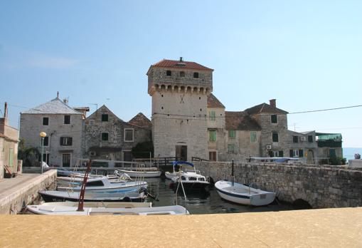 El pequeño puerto de la ciudad croata de Kaštel Gomilica