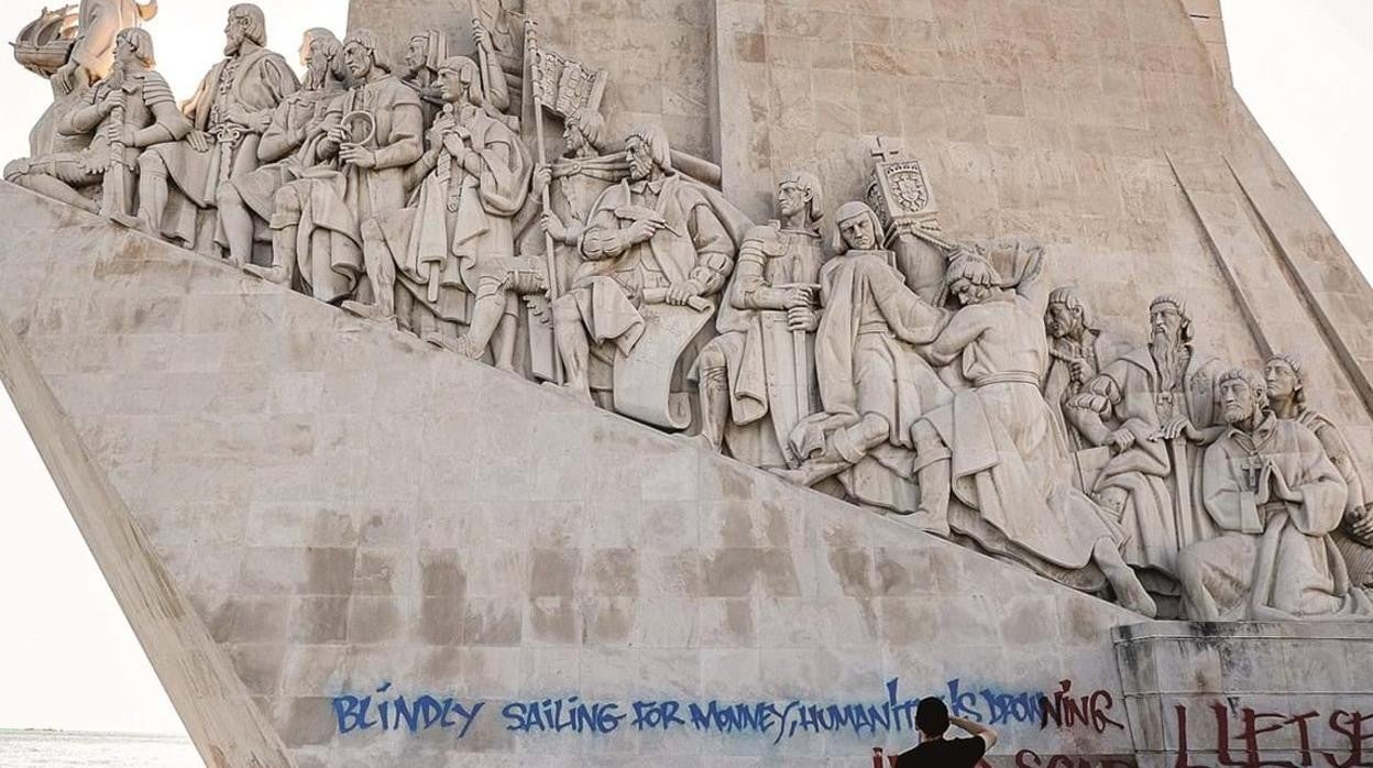 El Monumento a los Descubridores, vandalizado