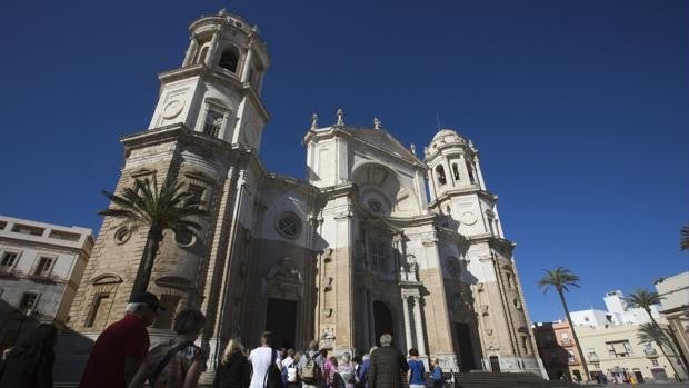 Caen varios cascotes de la Catedral de Cádiz