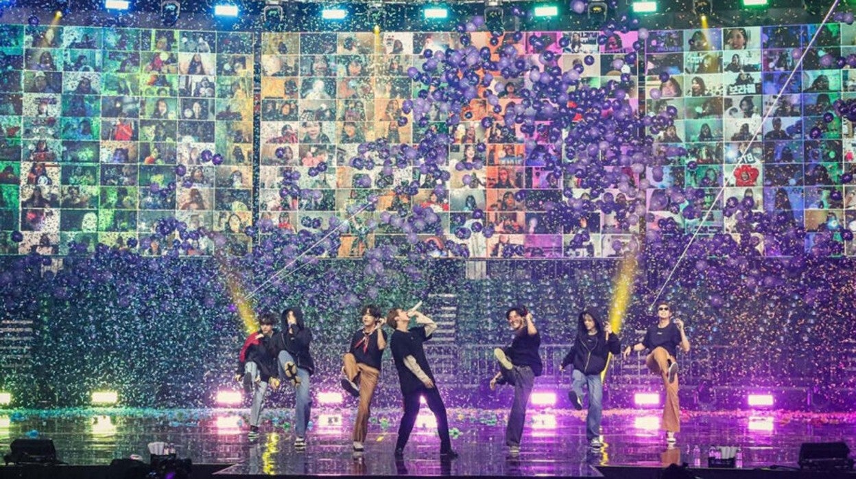 La banda BTS, durante un concierto