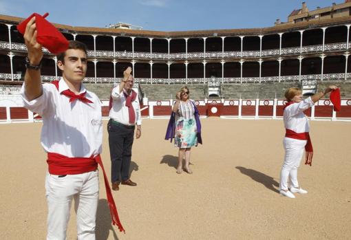 Peñistas y areneros claman libertad en el coso del Bibio