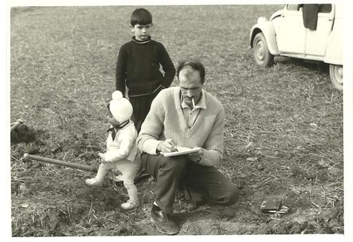 Enrique Osset junto a dos de sus hijos dibujando sus hallazgos en Artieda