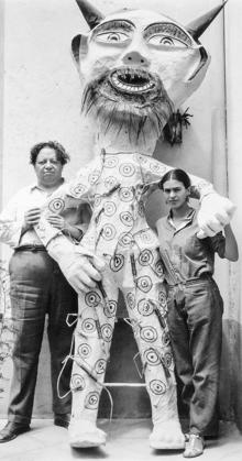 Diego y Frida, con una gran figura tradicional de Judas en papel maché. Fotografía de Guillermo Kahlo