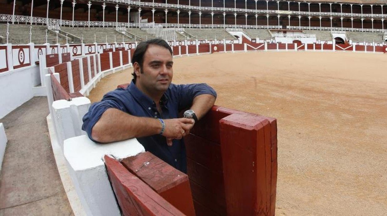 Carlos Zúñiga, en un burladero de la plaza de toros del Bibio