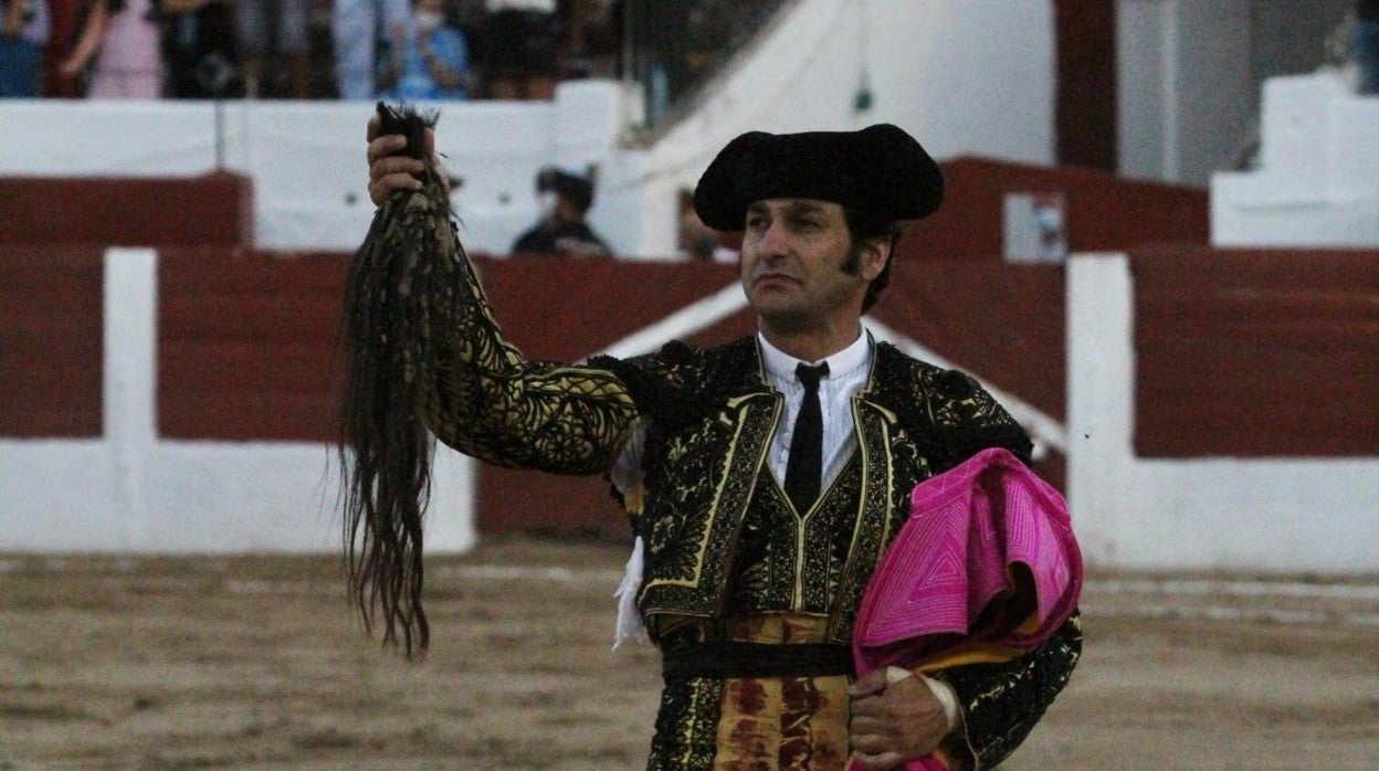 Morante pasea el rabo del cuarto toro de Juan Pedro Domecq