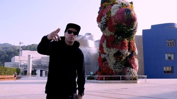 El rap que recaudará fondos para la restauración de Puppy, la escultura de Jeff Koons en el Guggenheim